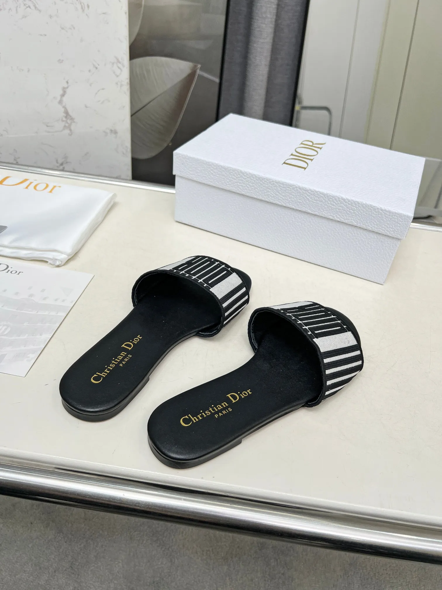 👟👟Ex-factory price 280👟👟 Genuine leather sole +30 CD•Dior women's presbyopic embroidered leather sole slippers Christian Dior has always been synonymous with magnificence and elegance, and has always been at the top of the fashion palace👍 What is particularly worth mentioning is: the embroidered ✨ pattern on the sole reproduces one of the cherished symbols of Christian Dior✅ More than a hundred colors to choose from ◽️️Upper: Selected top-quality embroidered cotton ◽️Inner lining: imported sheepskin ◽Number 35-40 (customized at 41.42.43)
